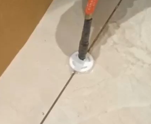 岷县瓷砖空鼓维修公司专业解答瓷砖在铺贴过程中，如果没有涂抹均匀到位的粘结材料（如水泥砂浆或瓷砖胶），可能会导致以下问题